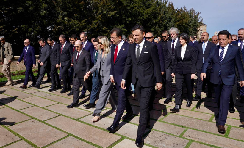 Seçim sonrası Anıtkabir'e ziyaret: Ekrem İmamoğlu'nun konuşma yapması engellendi