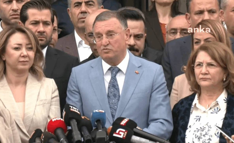 CHP'nin Hatay adayı Lütfü Savaş, YSK önünde: Seçim oldubittiye getirilmeye çalışılıyor