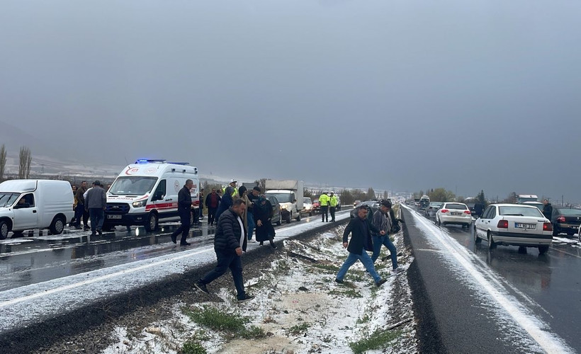 Niğde'de dolu ve sağanak: Dört araç çarpıştı, sekiz kişi yaralı