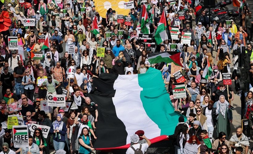 Londra'da on binler Filistinliler için sokakta: İsrail'e silah satışına son verilsin