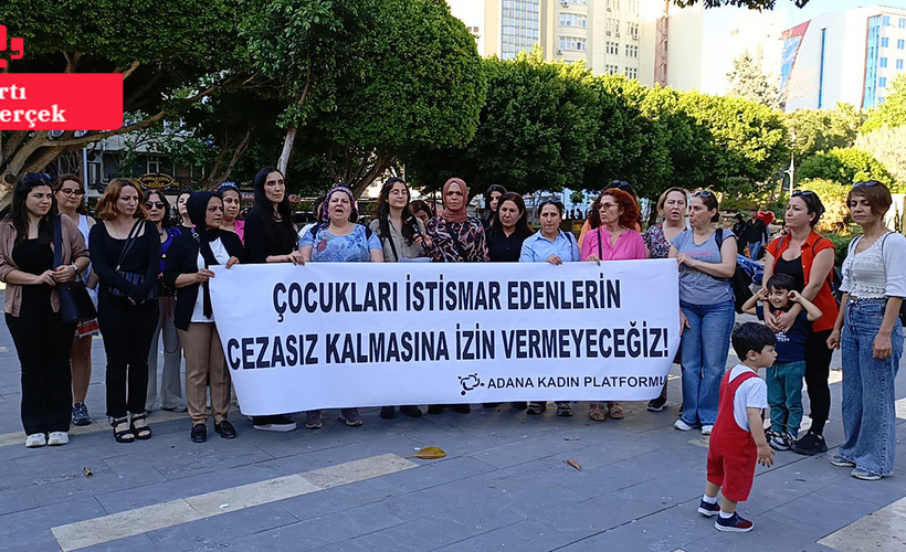 Adana'da kadınlar çocuk istismarı failinin beraat etmesini protesto etti