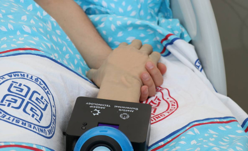 Hastalarının elini tutacak robot kol geliştirildi