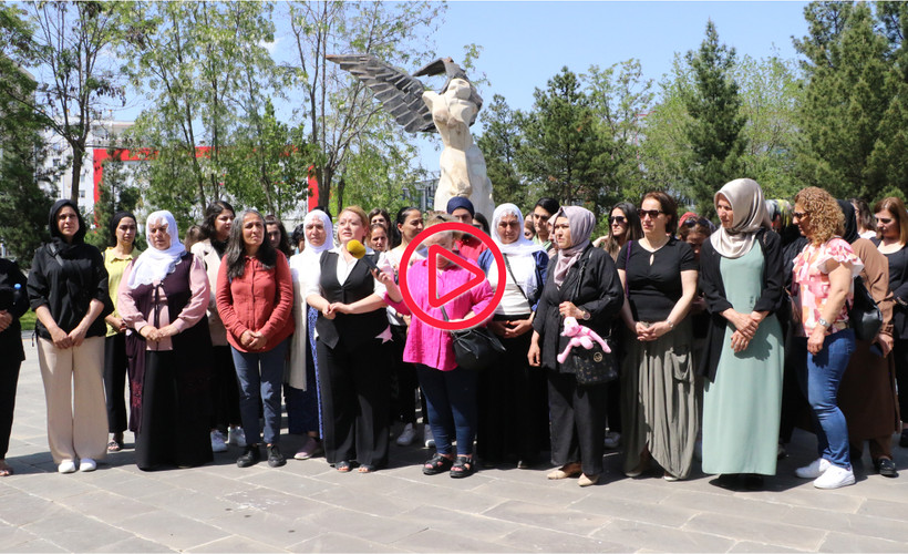 'Namaz kılıyoruz' diye kaldırılmıştı... DEM Parti, Bağlar'da AKP'li başkanın kaldırdığı kadın heykelini yeniden dikti