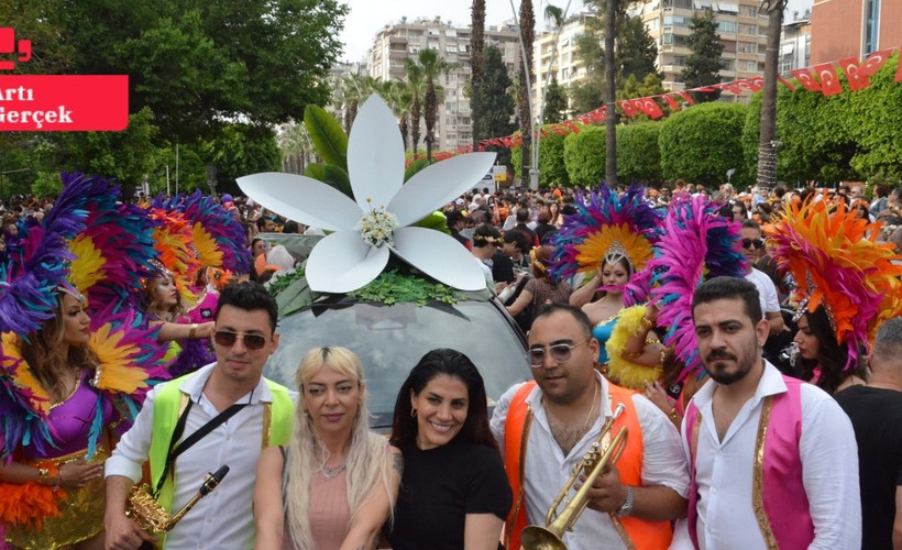 Uluslararası Adana Portakal Çiçeği Karnavalı’nın kortej geçişi renkli görüntülere sahne oldu