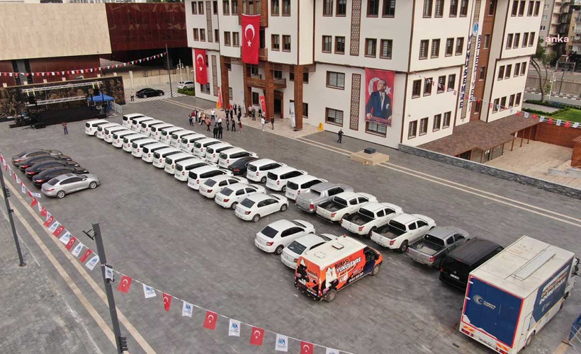 AKP'den CHP'ye geçmişti: Manisa Yunusemre Belediyesi’nin 48 lüks aracı meydanda sergilendi