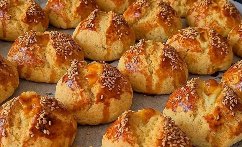 Klasik poğaça tariflerinden çok daha lezzetli oluyor. Kıyır kıyır oluyor ve asla bayatlamıyor