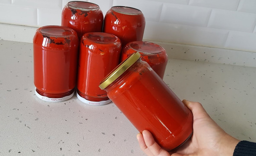 Köylü kadınlar salçayı böyle hazırlıyor. Küf sorunu oluşmadığı gibi 1 yıl dayanıyor