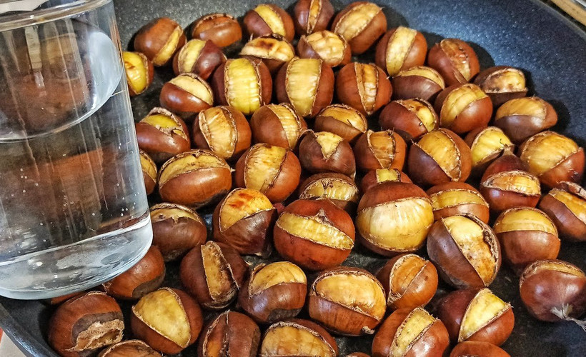 Kestane pişirirken deneyin kabuğu fıstık soyar gibi çıkıyor ve lokum gibi pişiyor