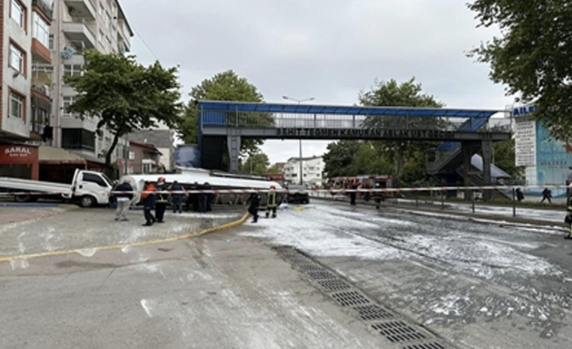 Benzin yüklü tanker kaza yaptı, patlama riskine karşı evler boşaltıldı