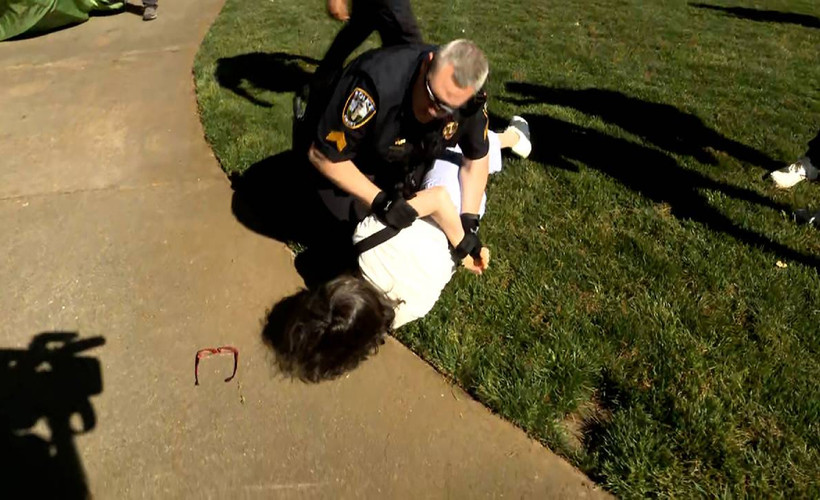 ABD kampüslerinde Filistin Direnişi: Kafası betona çarpılarak gözaltına alınan ekonomi profesörü, polise darpla suçlandı