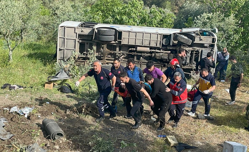 Sakarya'da öğrencileri taşıyan midibüs devrildi: 12 yaralı