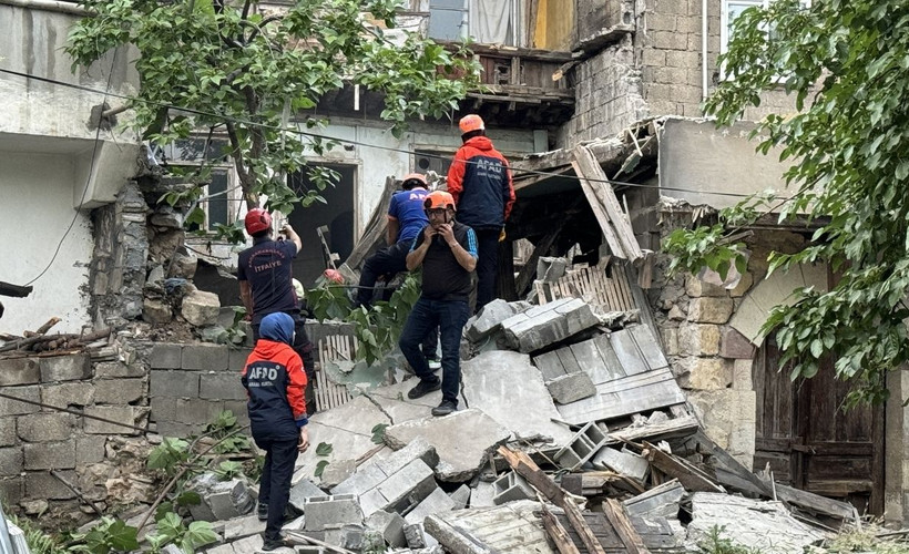 Maraş'ta ağır hasarlı bina çöktü