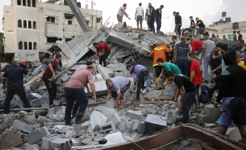 Gazze’deki Hamas hükümeti, İsrail saldırıları nedeniyle enkaz altında kalan cesetleri çıkarmaya başladı