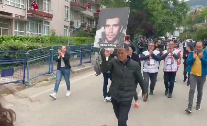 Bursa'da 'Deniz Gezmiş' yasağı: İzin verilmeyen fotoğrafı CHP'li Sarıbal alana taşıdı