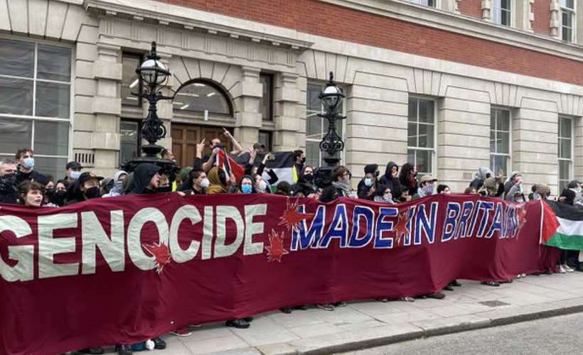 Britanya'da Ticaret Bakanlığı ve silah fabrikalarının önünde 'İşçiler İsrail'e ambargo koyuyor' eylemi