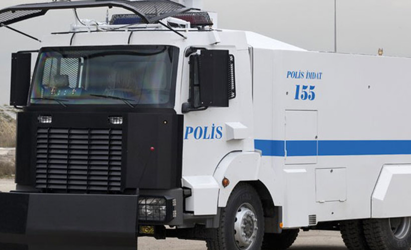 Ünlü oyuncunun otomobiline TOMA çarptı