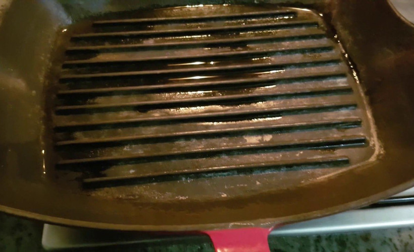 Döküm tavada yemek pişirenler dikkat. Şefler uyardılar! Hangi yemekler pişirilmemeli?