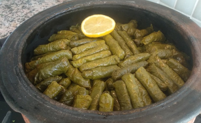 Tencerenin altına serin yaprak sarma daha iyi pişiyor ve asla dağılmıyor