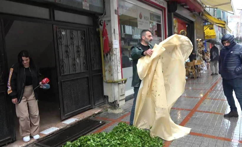Rizeli üretici AKP İl Başkanlığı önünde bir çuval çayı döktü: 'Çay fiyatını kabul etmiyorum'