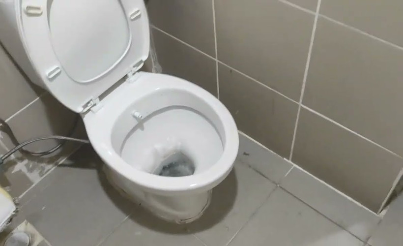 Tuvalet tıkanıklığını açmanın en kolay yolu. Tesisatçı çağırmadan yapabilirsiniz