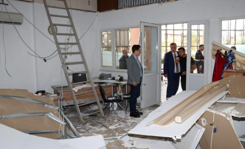 Yalova'da nikah dairesinin tavanı çöktü: Dört yaralı