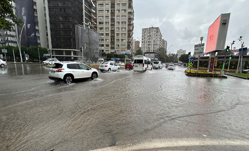 Adana'da sağanak: Sokaklarda su birikti, araçlar mahsur kaldı