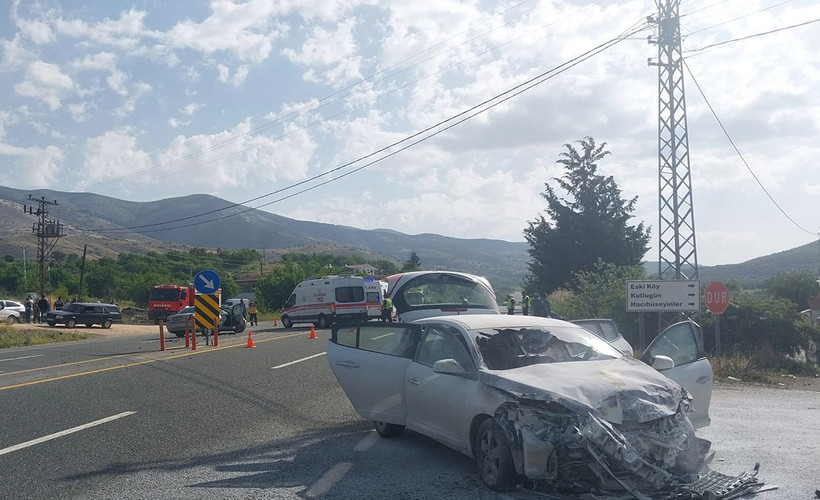 Elazığ'da iki otomobil çarpıştı: Bir ölü, altı yaralı