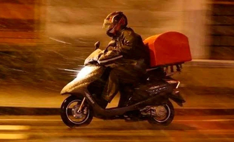 Polisten kaçan otomobilin çarptığı motokurye vefat etti