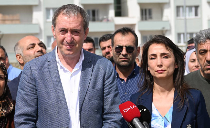 DEM Parti Eş Genel Başkanlarından 1000. hafta eylemi için Galatasaray Meydanı'nda olan Cumartesi Anneleri'ne destek