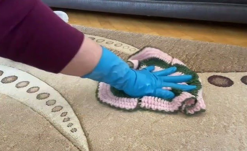 Halıdaki en inatçı lekeleri bile çıkarıyor. Çay ve kahve lekesinden kurtaran 2 yöntem