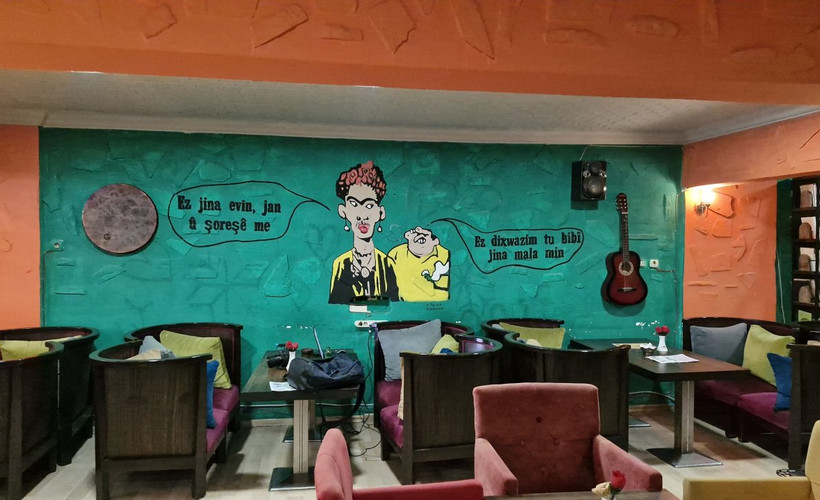 Diyarbakır’da Kürtçe hizmet veren kafenin sahibine ev hapsi