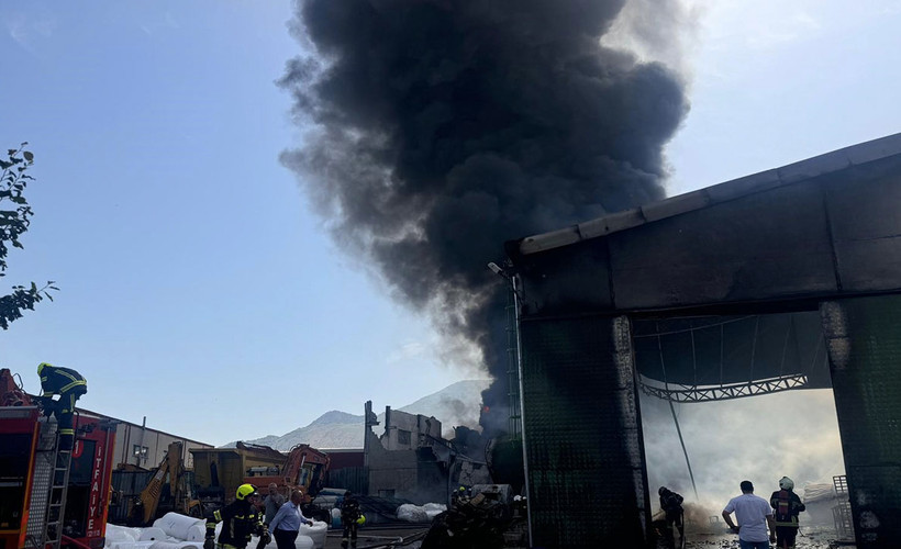 Kayseri'de ambalaj fabrikasında yangın çıktı: Müdahale sürüyor
