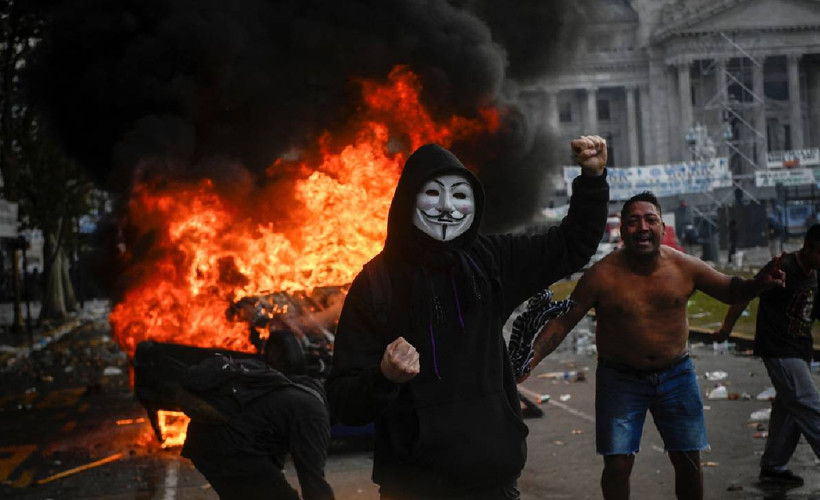 Milei'nin Arjantin ekonomisine 'şok terapisi' Senato'dan genel onay aldı, Buenos Aires savaş alanına döndü