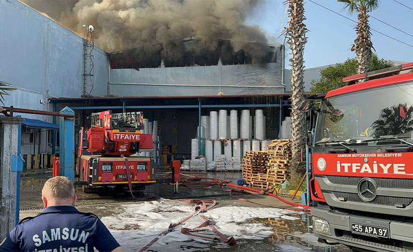 Samsun'da plastik fabrikasında yangın: Müdahale ediliyor