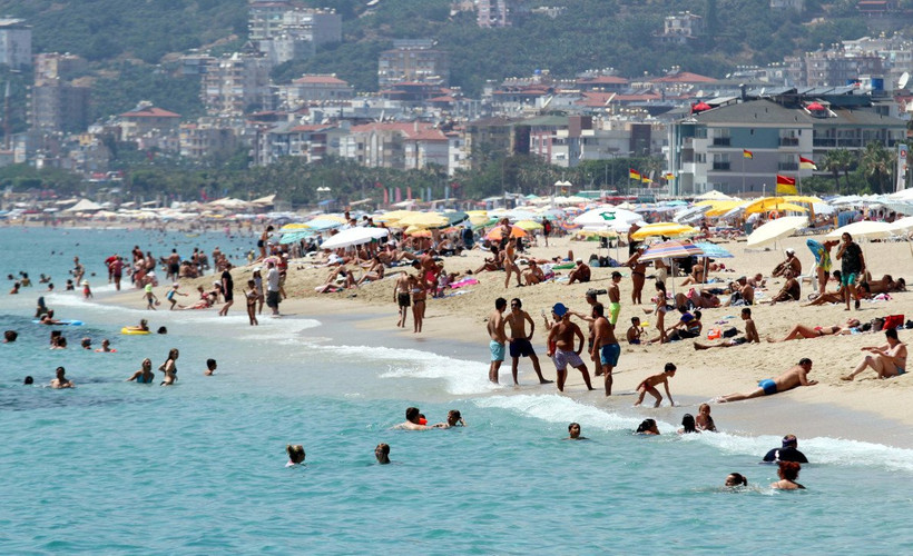 Bayramda Antalya'nın nüfusu 4 milyonu bulacak: Yer için valiyi arayan var