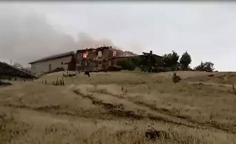 Burdur'da fırtına ve yağış: Çatılar uçtu, yıldırım düşen evde yangın çıktı