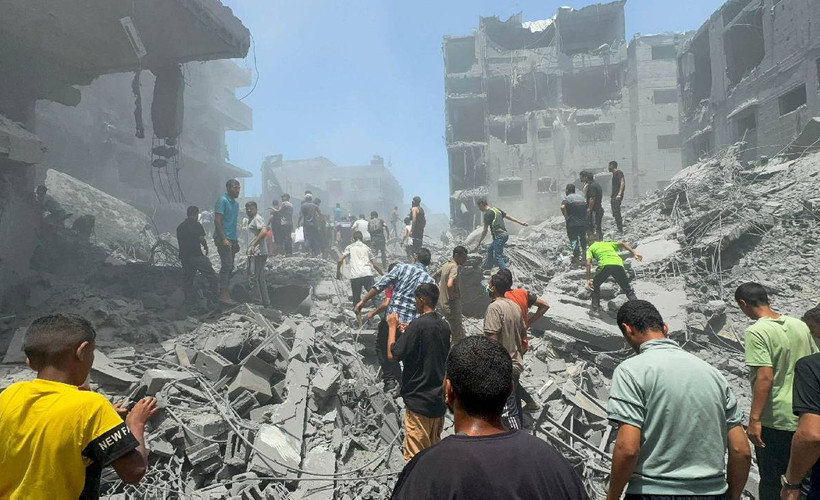 İsrail'in Hamas komutanına suikast gerekçesiyle evlere düzenlediği bombardımanda onlarca ölü ve yaralı