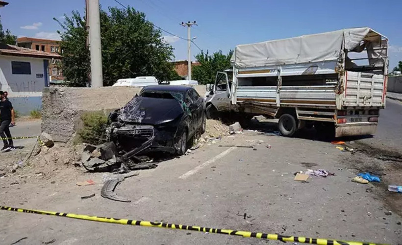 Diyarbakır'da tarım işçilerini taşıyan kamyonet ile otomobil çarpıştı: Biri ağır, beş yaralı