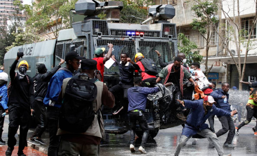 Kenya'da vergi artışına karşı parlamentoyu basan gençlere ateş açan polis 5 kişiyi öldürdü: İsyanı bastırmak için ordu devrede