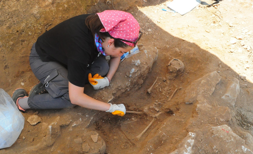 Diyarbakır'da eski taş ocağındaki kazıda bulunan gömülü çocuk sayısı 60'a yükseldi