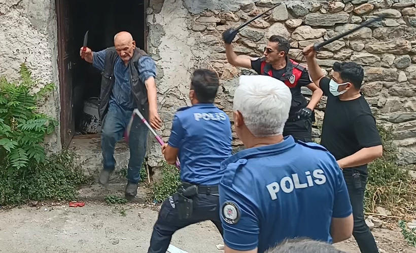 Çöp evini temizlemeye gelen ekibe direndi, polisi bıçakladı