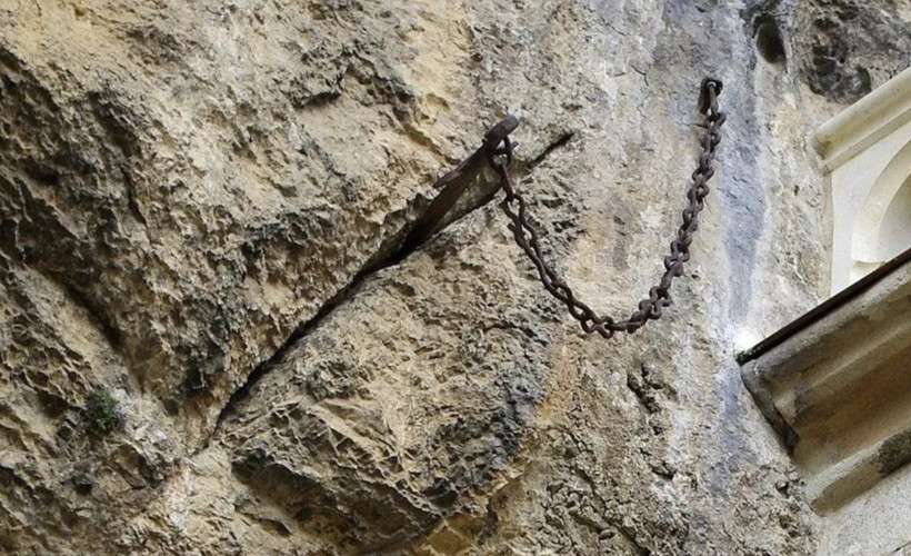 Fransa'da 1300 yıllık 'efsanevi' kılıç kayboldu, soruşturma başlatıldı