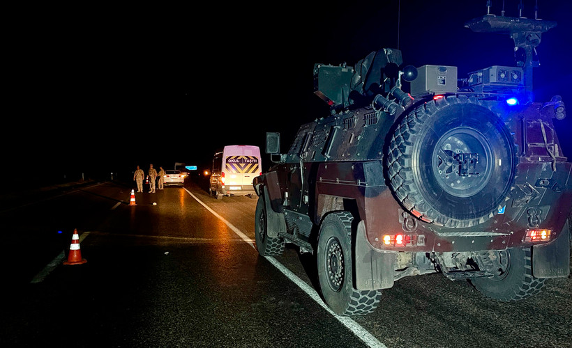 Diyarbakır'da seyir halindeki otomobile uzun namlulu silahlarla ateş açıldı: Üçü ağır, altı yaralı