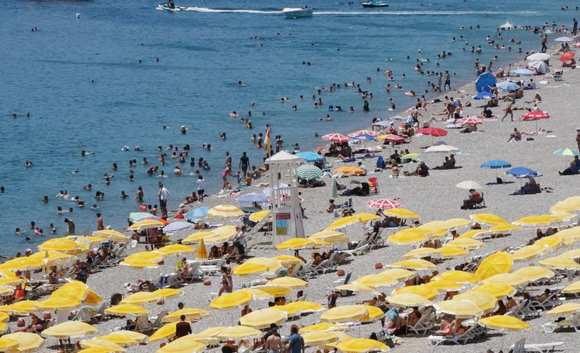 Antalya'da sıcaklık 41 dereceyi buldu, Konyaaltı doldu