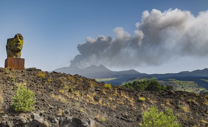 Etna Yanardağı kül ve lav püskürtmeye devam ediyor