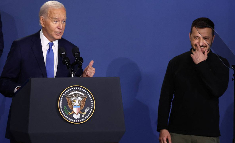 Başkanlık yarışından çekilmesi çağrısı yapılan Biden, Zelenskiy'i sahneye 'Putin' diye çağırdı, 'Başkan Yardımcısı Trump' dedi