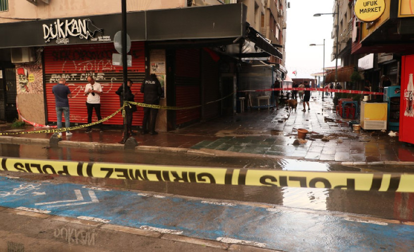 İzmir'de sağanaktan kaçmaya çalışan iki kişi, elektrik akımına kapılarak öldü