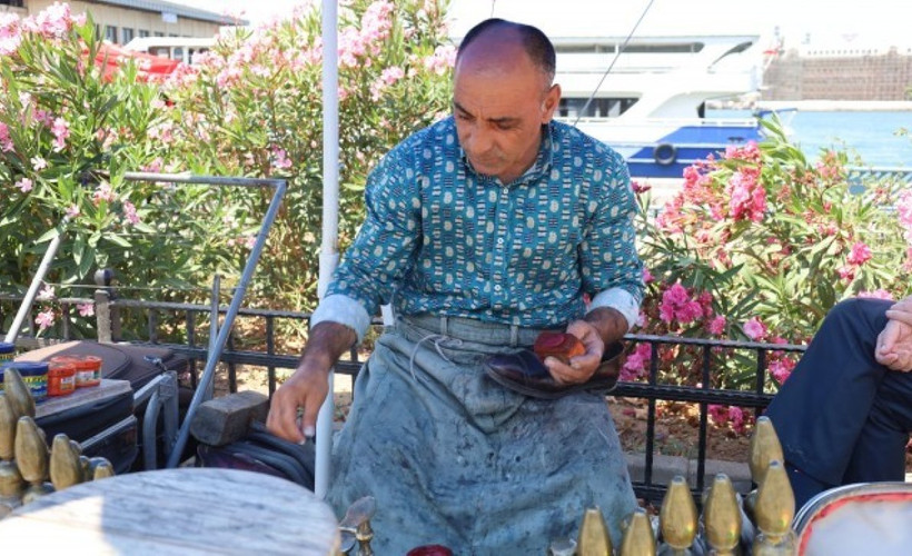 Yeni ayakkabı alamayanlar eskisini tamir ettiriyor