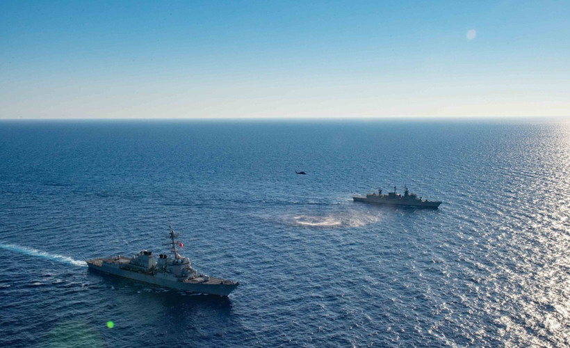 Ege'de yüksek gerilim: 'Türkiye ve Yunanistan'ın savaş gemileri karşı karşıya'