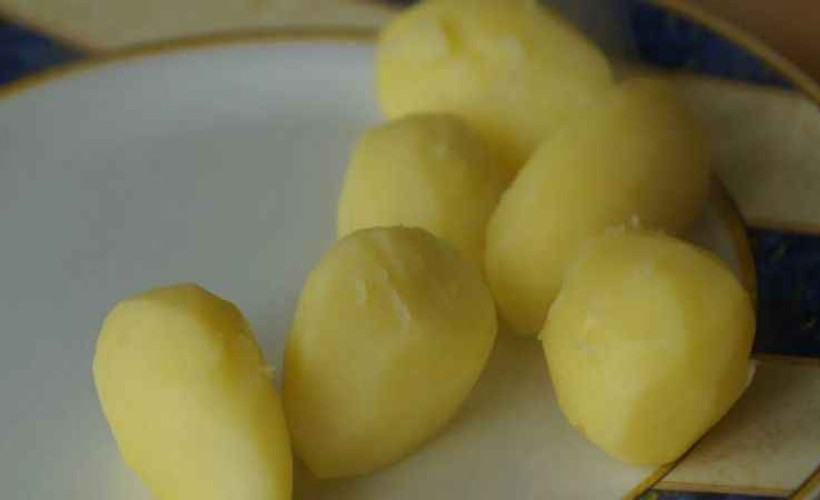 Patates haşlarken 1 çorba kaşığı suya ekleyin patatesler çok daha kolay soyuluyor